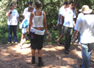 Voluntários do COATI e do Programa Conviver da Elekeiroz S/A durante limpeza na Serra do Japi